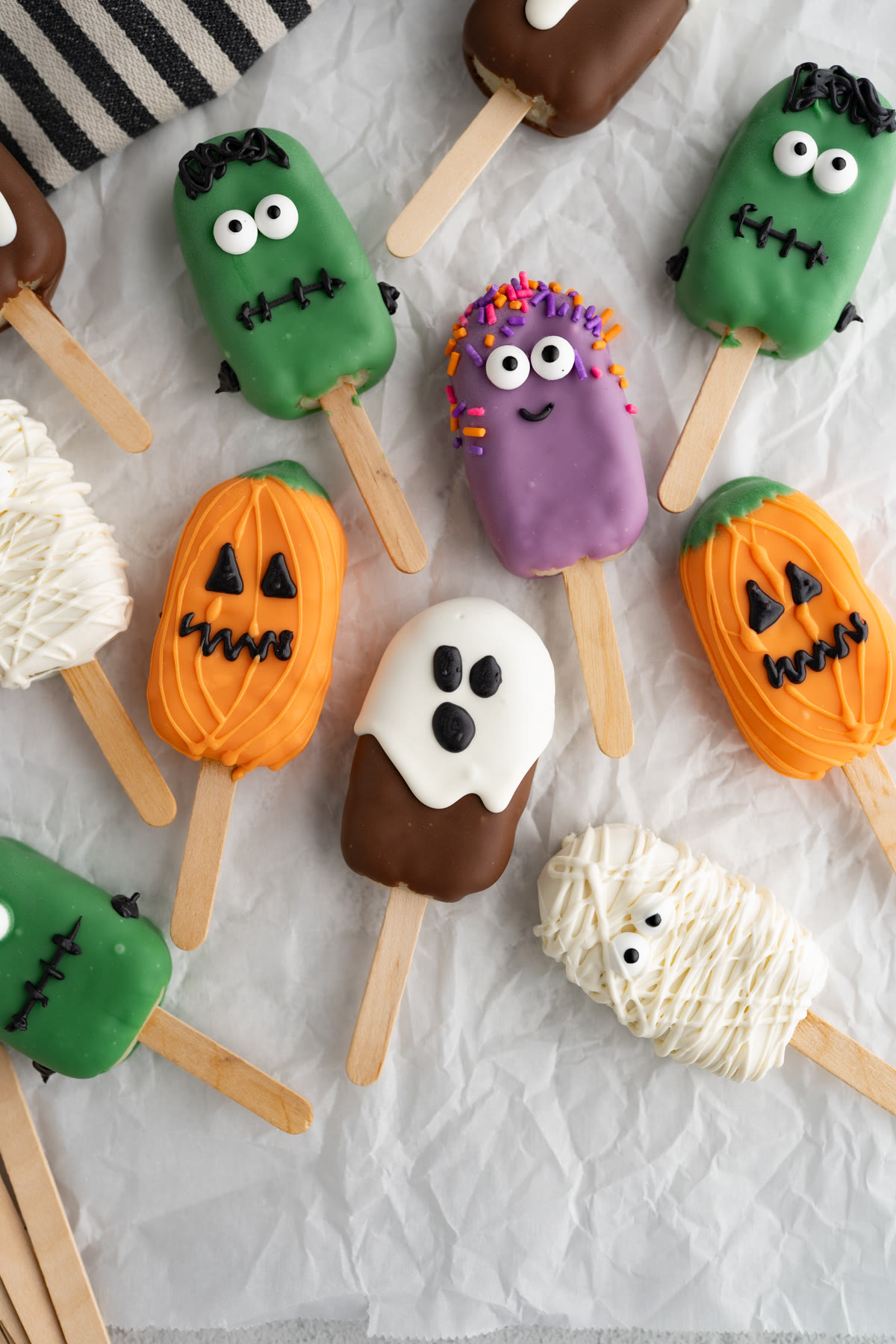 Custom Cake Pops: Hand-decorated cake pops designed around your theme.